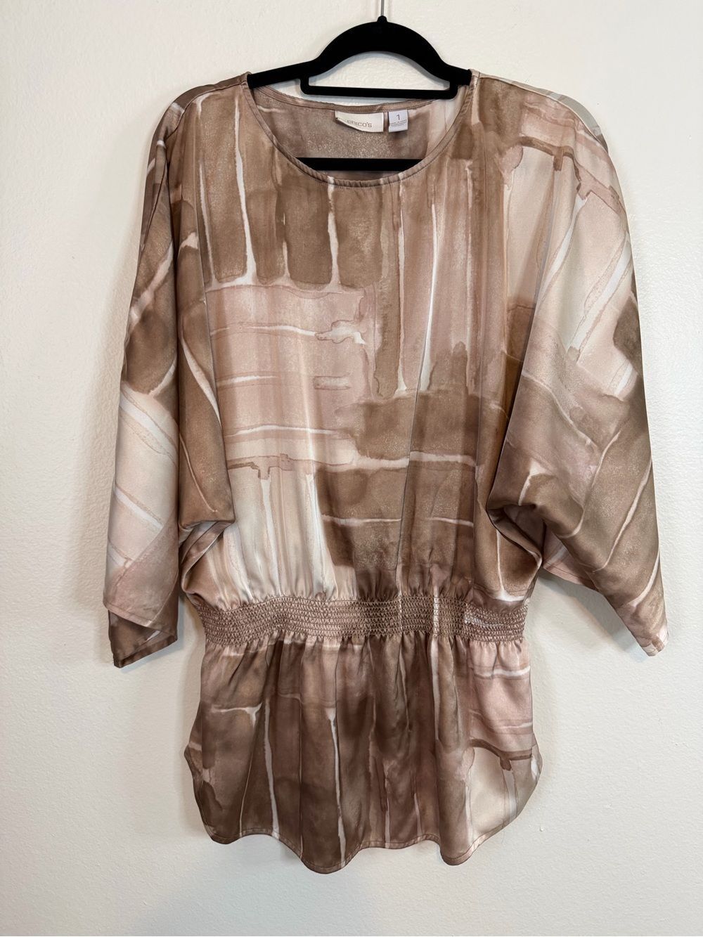 CHICOS Blouse Geo Satin Sz 1 (Med 8) Dolman 3/4 Sleeve Drop Shirred Waist